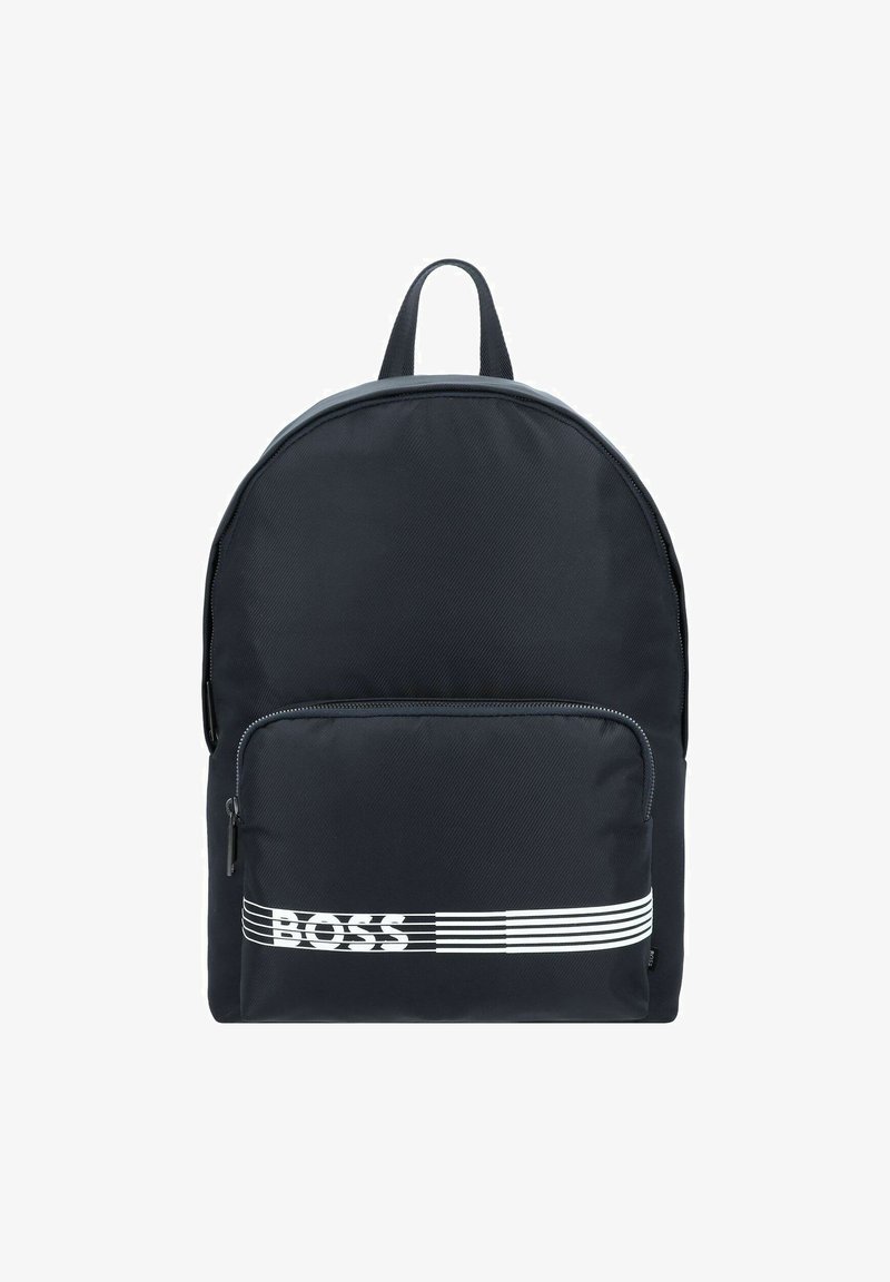 Schwarzer Nylon-Rucksack mit runder Form, ausgestattet mit einer vorderen Reißverschlusstasche, weißem Logo und gestreiften Akzenten. Verstellbare Träger oben.