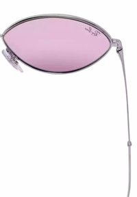 Occhiali da sole in metallo argentato con una montatura slanciata ed elegante e lenti rosa. Presentano un sottile braccio della stanghetta e cuscinetti per il naso per un maggiore comfort.