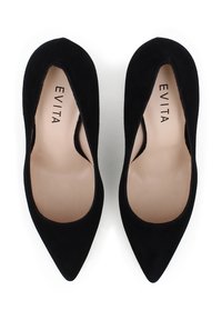 Escarpins en daim noir à bout pointu avec des côtés découpés, présentant une semelle intérieure beige lisse. La marque "EVITA" est visible à l'intérieur de la chaussure.