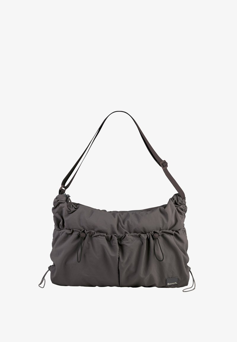 Grau, weiche Tasche mit geraffter Textur, verstellbarem Tragegurt und Raffungselementen. Verfügt über ein dezentes Logo-Patch.