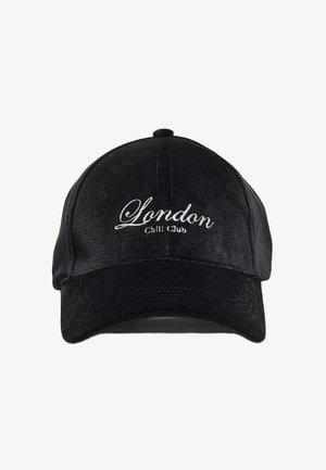 Zwarte pet van zacht materiaal met geborduurde tekst "London Chill Club" in het wit. Het ontwerp heeft een gebogen klep en een zes-panelenstructuur.