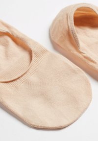 Calze invisibili beige realizzate in morbido misto cotone, con design senza cuciture e aperture elastiche per una vestibilità sicura.