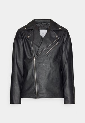 Schwarze Bikerjacke aus Kunstleder mit asymmetrischem Reißverschluss, silbernen Druckknöpfen an den Revers und einer Reißverschlusstasche auf der Brust.