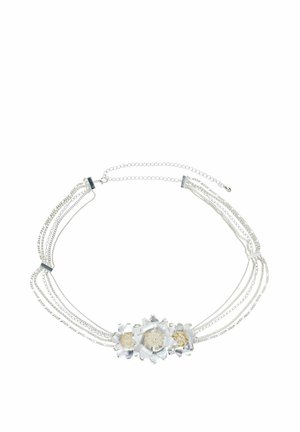 Zilveren multi-streng ketting met drie zilveren bloemvormige hangers met gedetailleerde blaadjes en middelpunt.