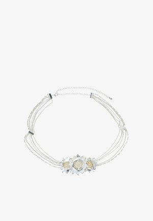 Hõbedane mitme rihmaga kaelakee, millel on kolm hõbedast lillikujulist ripatsit, millel on peened õielaba- ja keskdetailid.