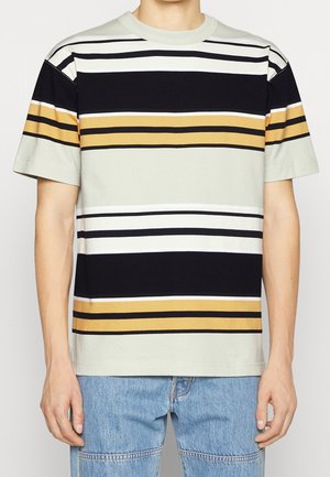 Gestreiftes T-Shirt mit kurzen Ärmeln in Hellgrün, mit Streifen in Marineblau, Schwarz, Weiß und Senf. Aus Baumwolle, mit Rundhals und lockerer Passform.