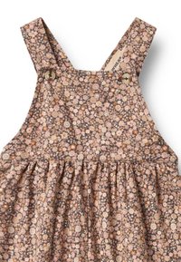 Gėlėtu raštuotas rudas ir rožinis kombinezonas su plačiomis petnešėlėmis, sagtelių detalėmis ir suknelei suteikiančiu raukšlėtą efektą.