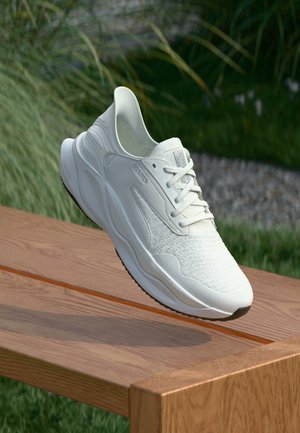 Clarks PACE - Treniņu apavi - white