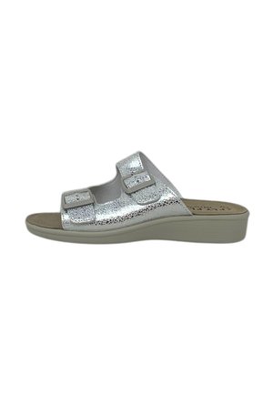Sandalo slide argento con punta aperta, due cinturini regolabili con fibbia e suola sagomata beige con tacco a zeppa leggero.