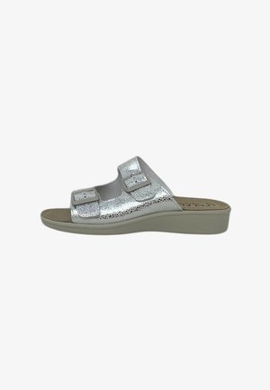 Sandalo slide argento con punta aperta, due cinturini regolabili con fibbia e suola sagomata beige con tacco a zeppa leggero.