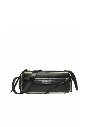 Bolso bandolera rectangular negro con bolsillo delantero con cremallera, correa de hombro ajustable y ribete de color claro alrededor de los bordes.