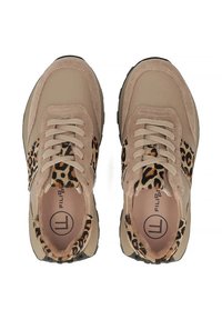 Beżowe sneakersy z leopardzim nadrukiem, teksturowany zamsz, okrągły nosek, płaskie sznurówki i kontrastowa czarna podeszwa.