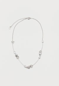 Ασημένιο κολιέ με καρδιόσχημους και σταγόνας κρύσταλλους, μικρές λεπτομέρειες σε σχήμα βέλους και ρυθμιζόμενο κούμπωμα αλυσίδας σε λευκό φόντο.