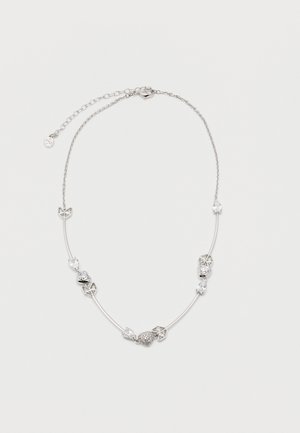 Hopeinen kaulakoru, jossa on sydämenmuotoisia ja pisaranmuotoisia kristalleja, pieniä nuolen yksityiskohtia ja säädettävä ketjun lukko valkoisella taustalla.