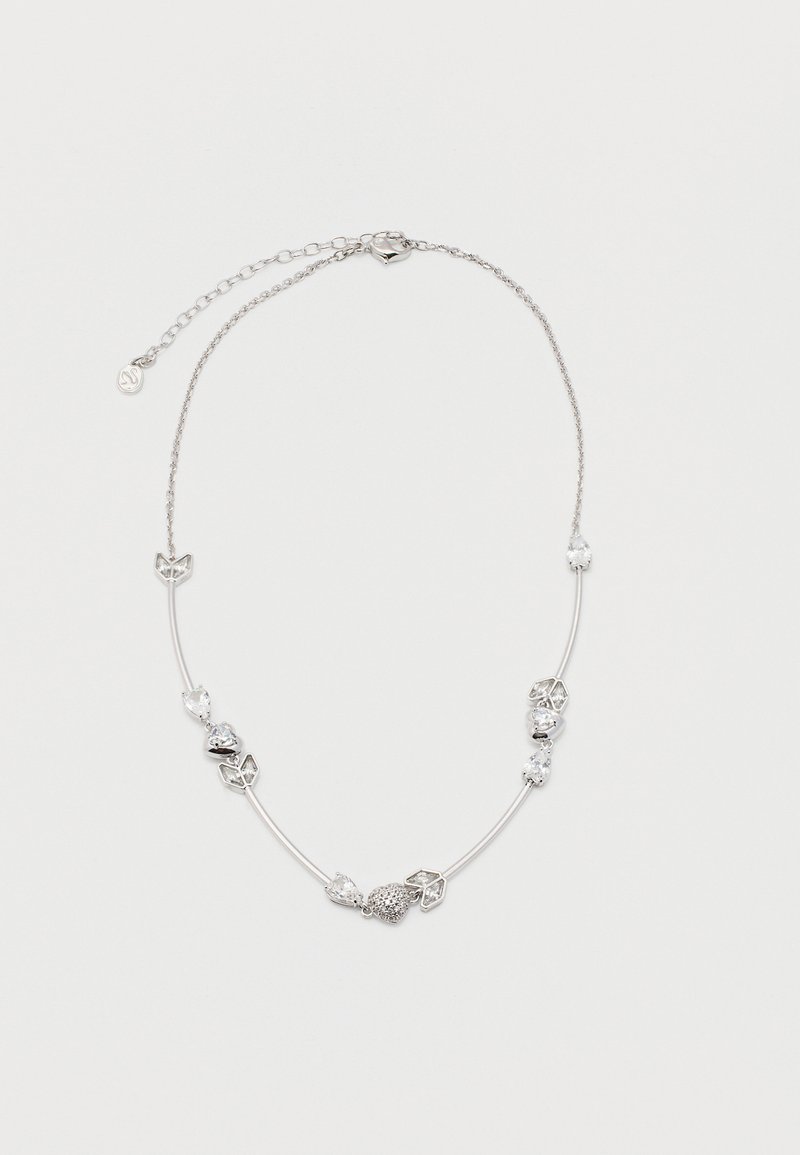 Ασημένιο κολιέ με καρδιόσχημους και σταγόνας κρύσταλλους, μικρές λεπτομέρειες σε σχήμα βέλους και ρυθμιζόμενο κούμπωμα αλυσίδας σε λευκό φόντο.