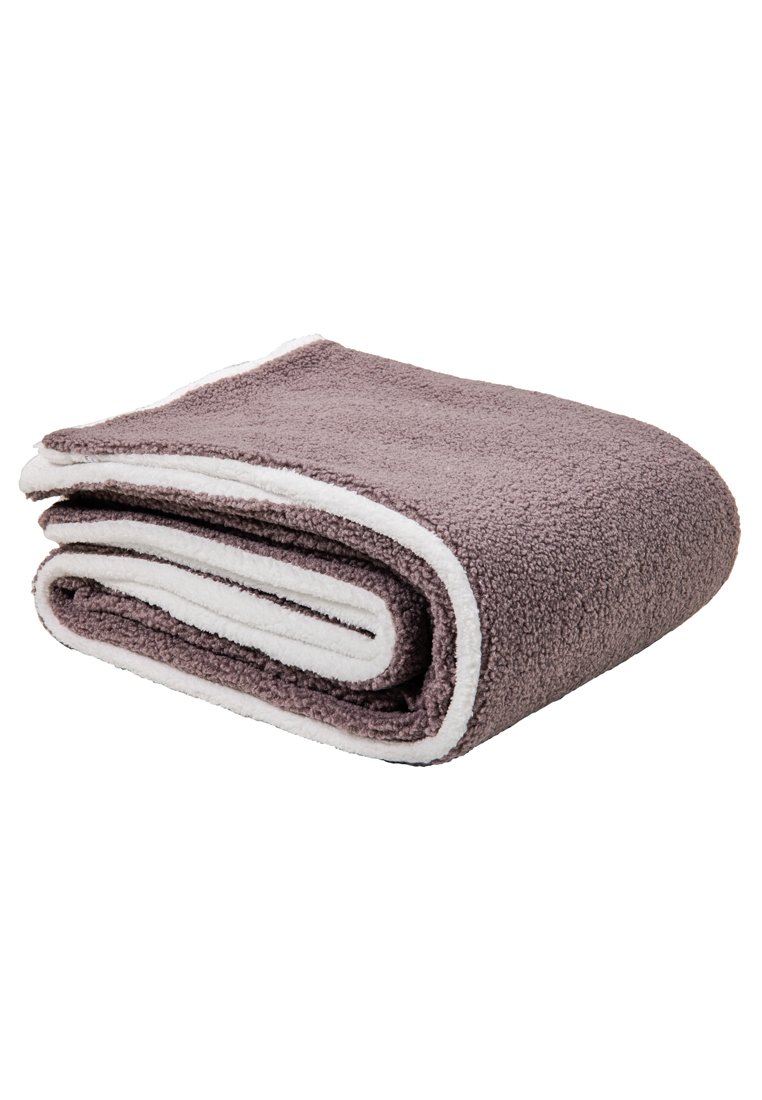 Weiche, plüschige Handtuch in Mauve mit einem weißen Rand. Die gerollte Gestaltung zeigt einen strukturierten Stoff, der ein gemütliches Aussehen und Gefühl vermittelt.