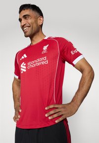 adidas Performance LIVERPOOL FC 25/26 HOME AUTHENTIC JERSEY - Article de supporter d'équipe de club - strawberry red