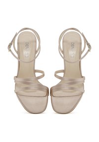 Beige hoge hak sandalen met meerdere dunne banden, een open teen en een gestructureerde afwerking. Inclusief een gespdetails op de enkelband.