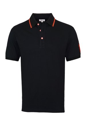 Polo negro de mangas cortas con detalles en botones rojos, dobles franjas rojas en el cuello y logo rojo en la manga izquierda.
