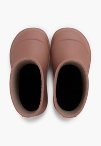 Bottes en caoutchouc roses avec des orteils arrondis et des semelles intérieures noires texturées. Extérieur lisse avec un doublure intérieure contrastante et une semelle robuste.