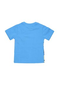 Gładka, jasnoniebieska, krótko rękawowa koszulka dla malucha leży na płasko, ukazując tylną stronę z okrągłym dekoltem i przeszytymi brzegami.