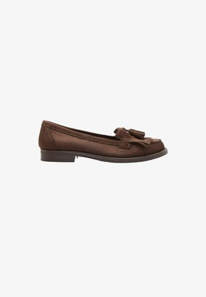 Mocassino in camoscio marrone con nappine e frange, tacco basso e suola cucita, mostrato di profilo su sfondo bianco.