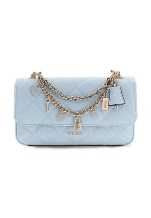 Borsa Guess trapuntata azzurro chiaro con catena dorata, lucchetto, chiave, campanello e ciondoli a forma di cuore sulla patta frontale.