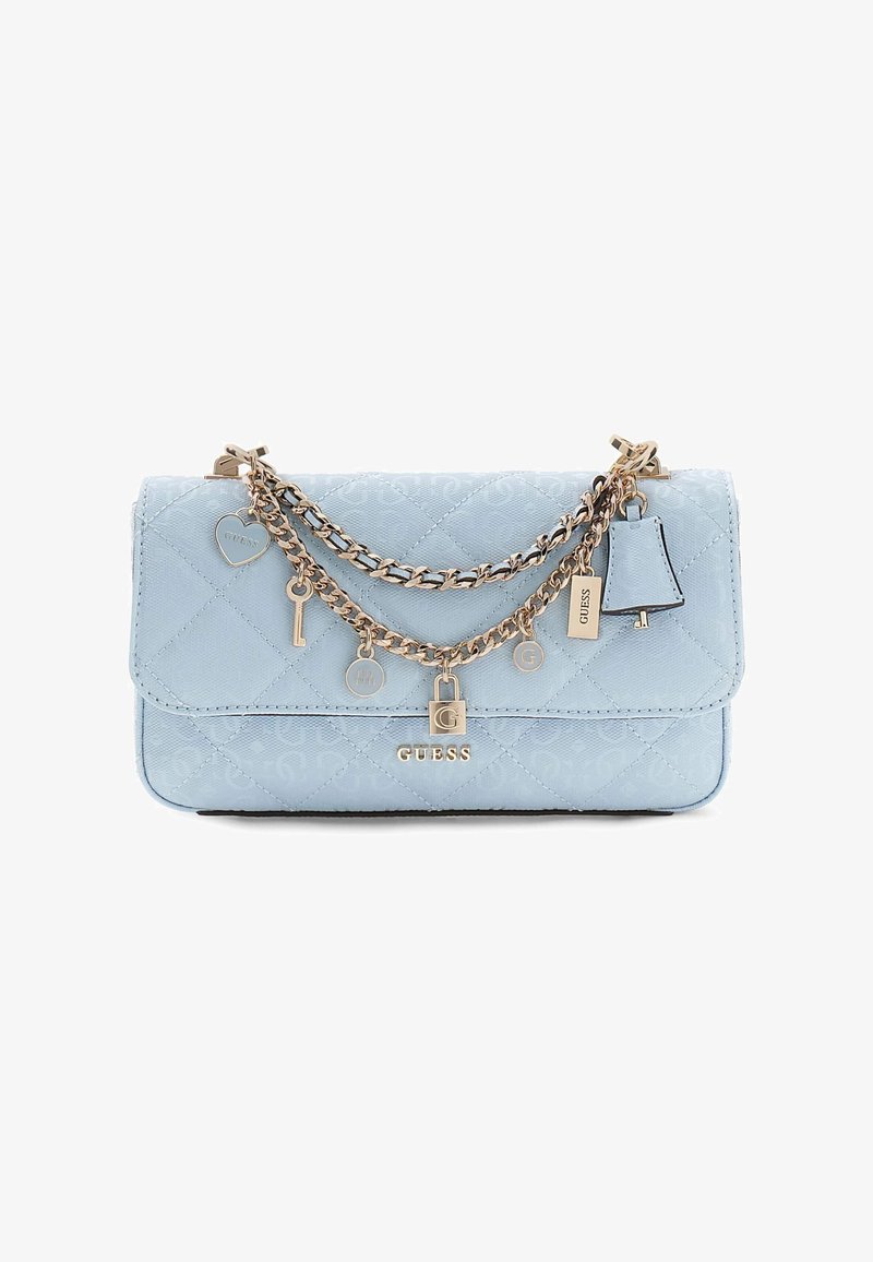 Lichtblauwe gewatteerde Guess-handtas met gouden ketting, hangslot, sleutel, bel en hartvormige bedels op het voorflapje.