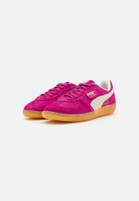 Puma tenisice od svijetlo ružičastog zamšila s bijelim akcentima, gumeni potplat, ravne vezice i ojačana kapica prstiju za dodatnu izdržljivost.