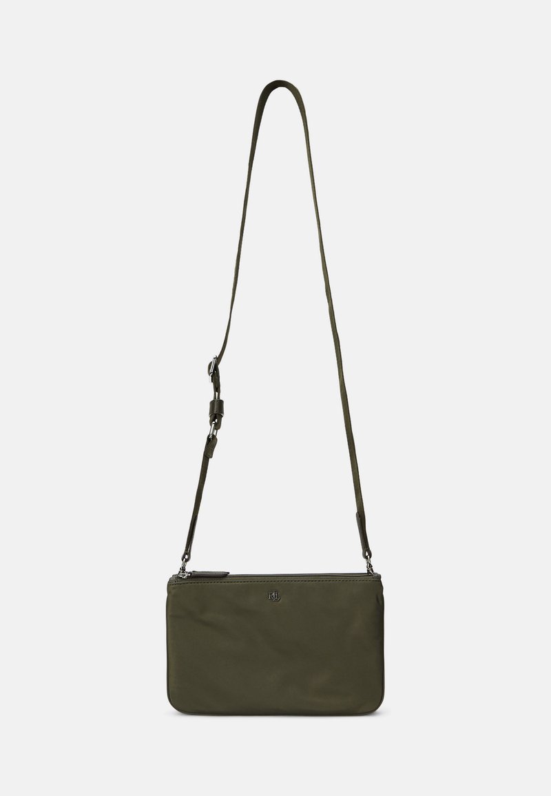 Bolsa de ombro em nylon verde oliva com textura suave, alça ajustável e fecho com zíper. Apresenta detalhes do logótipo na frente.