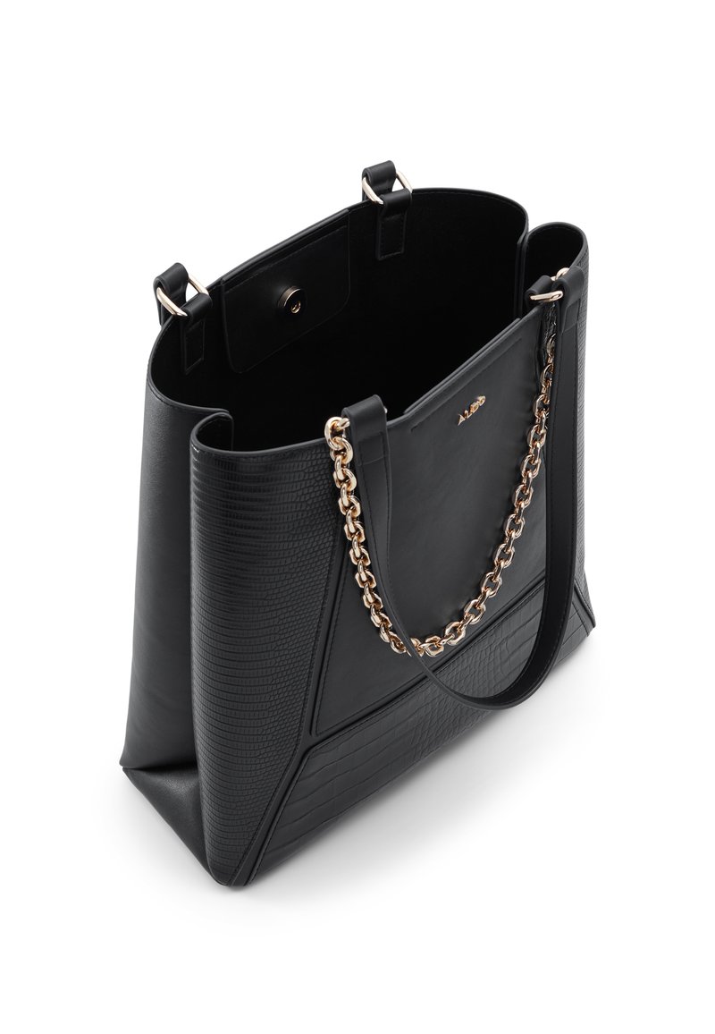 Bolso tote de cuero negro con un patrón texturizado, correa de cadena en tono dorado y diseño estructurado. Cierre magnético y compartimento interior visible.