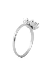 Inel de argint cu o finisare lustruită, având un design floral în partea de sus, petale detaliate și un band rotund, neted.
