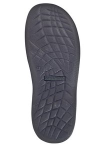 Semelle en caoutchouc noir avec un motif de grip texturé, comportant un détail de logo rectangulaire indiquant "Josef Seibel" et la taille "41."