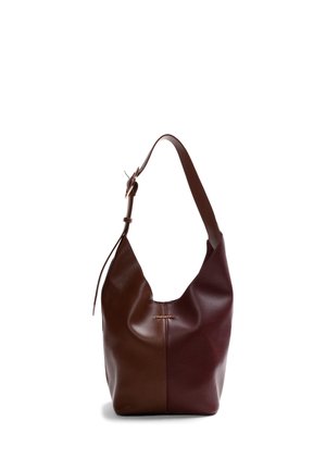 Borsa a tracolla in pelle marrone scuro con tracolla regolabile e dettaglio marchiato discreto sulla parte frontale centrale, mostrata su sfondo bianco.