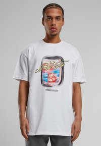 Hvid bomulds t-shirt med et trykt grafik af et glas med is og farverig baggrund, rund halsudskæring og korte ærmer.