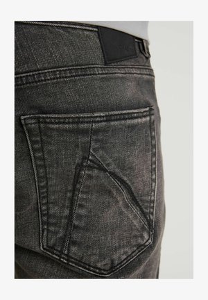 Jeanși din denim gri închis, cu un finisaj texturat, prezentând o buzunar din spate distinct și detalii de cusătură discrete, completate de o etichetă din piele neagră pe talie.