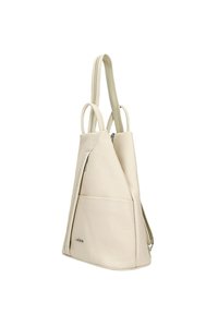 Světlý béžový kožený batoh trojúhelníkového tvaru s texturovaným povrchem, zapínáním na zip a přední kapsou. Dvojité ramenní popruhy.