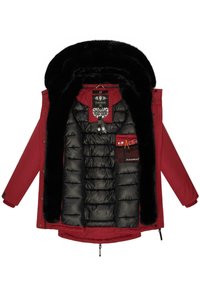 Czerwona, długa kurtka puchowa z czarnym futrzanym kapturem i wyściółką. Posiada pikowaną czarną podszewkę i liczne kieszenie.