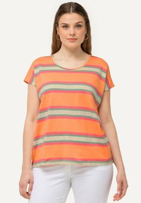 Korte mouw t-shirt in fel oranje met horizontale strepen in groen, roze en beige. Zachte stof, normale pasvorm, ronde halslijn.