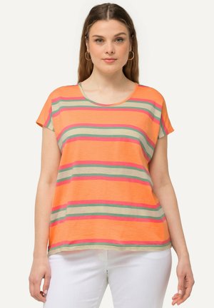 Korte mouw t-shirt in fel oranje met horizontale strepen in groen, roze en beige. Zachte stof, normale pasvorm, ronde halslijn.