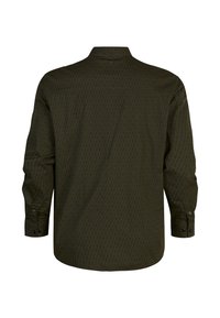 Camisa de manga larga verde con un patrón, cuello de punta, puños abotonados y un ajuste relajado. Presenta un diseño geométrico en tonos más oscuros.