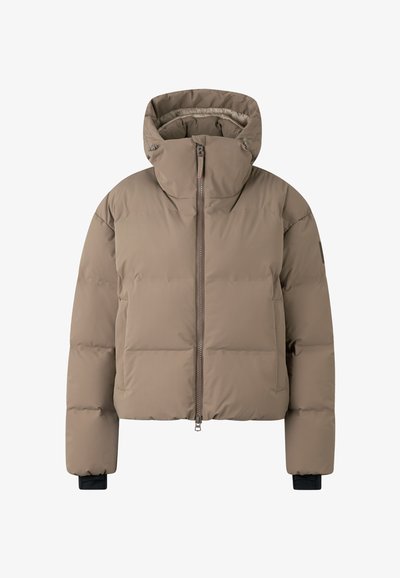 Kurtka puchowa w kolorze taupe z ocieplanym kapturem, przednim zamkiem błyskawicznym, dwoma bocznymi kieszeniami oraz czarnymi mankietami, przeznaczona na zimne warunki pogodowe.