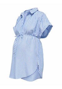 Robe de maternité à rayures verticales bleues et blanches, manches courtes, col, ceinture nouée devant et ourlet incurvé sur fond blanc.