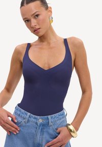 Sélectionné, blue dark solid