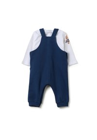 Navyfarbene Latzhose mit verstellbaren Trägern, darunter ein weißes Langarmshirt. Das Shirt hat ein Bärenmotiv auf dem Ärmel.