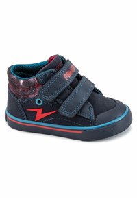 Zapatillas altas de color navy con material de ante, dos correas de Velcro ajustables, un llamativo rayo rojo como acento y suela de goma texturizada.