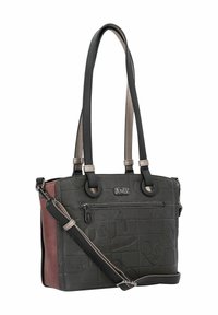 Schwarze und burgunderfarbene Handtasche aus strukturiertem synthetischem Material, mit oberen Tragegriffen und einem verstellbaren Riemen. Verfügt über eine Reißverschlusstasche und ein geprägtes Design.