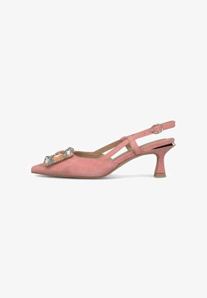 Sandalo slingback in camoscio rosa con tacco kitten, punta affilata e grande fibbia decorativa con pietre multicolore sulla tomaia.