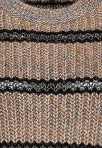 Strickstoff mit einem Beige- und Brauntönen, der schwarze strukturierte Streifen und metallische Akzente aufweist und eine gerippte Textur zeigt.