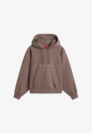 Sweat à capuche marron en tissu doux, doté d'une poche avant, de cordons de serrage et de détails brodés au-dessus de la poche.